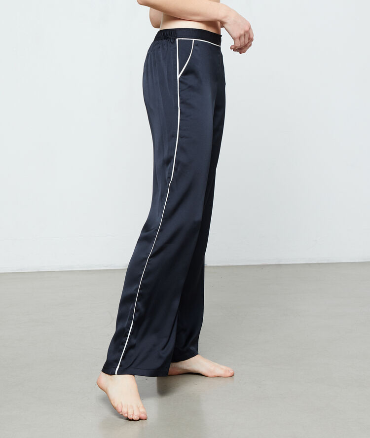 Pantalón pijama de satén negro.