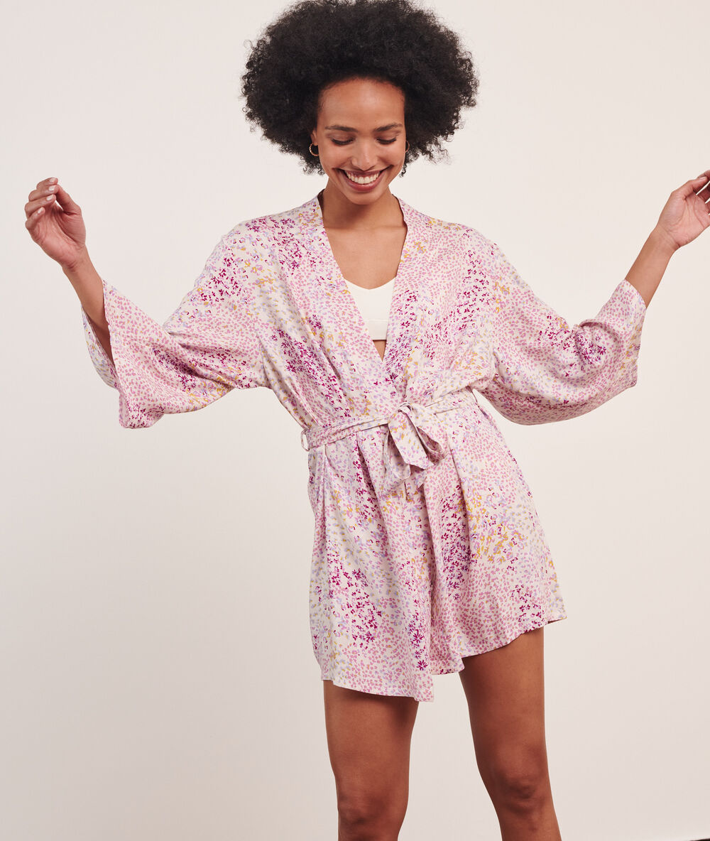 Bata tipo kimono estampada rosa.