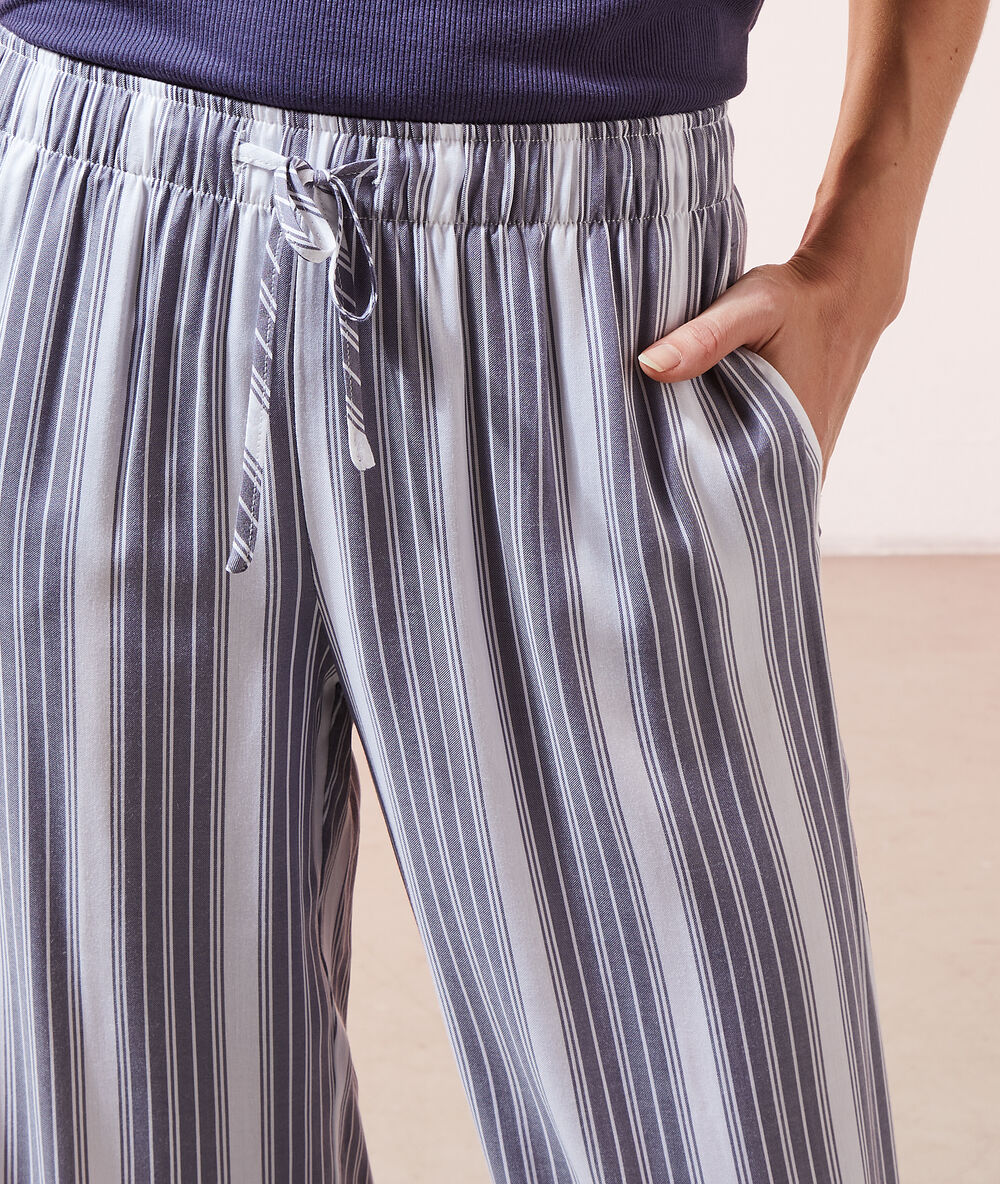 Pantalon à rayures indigo.