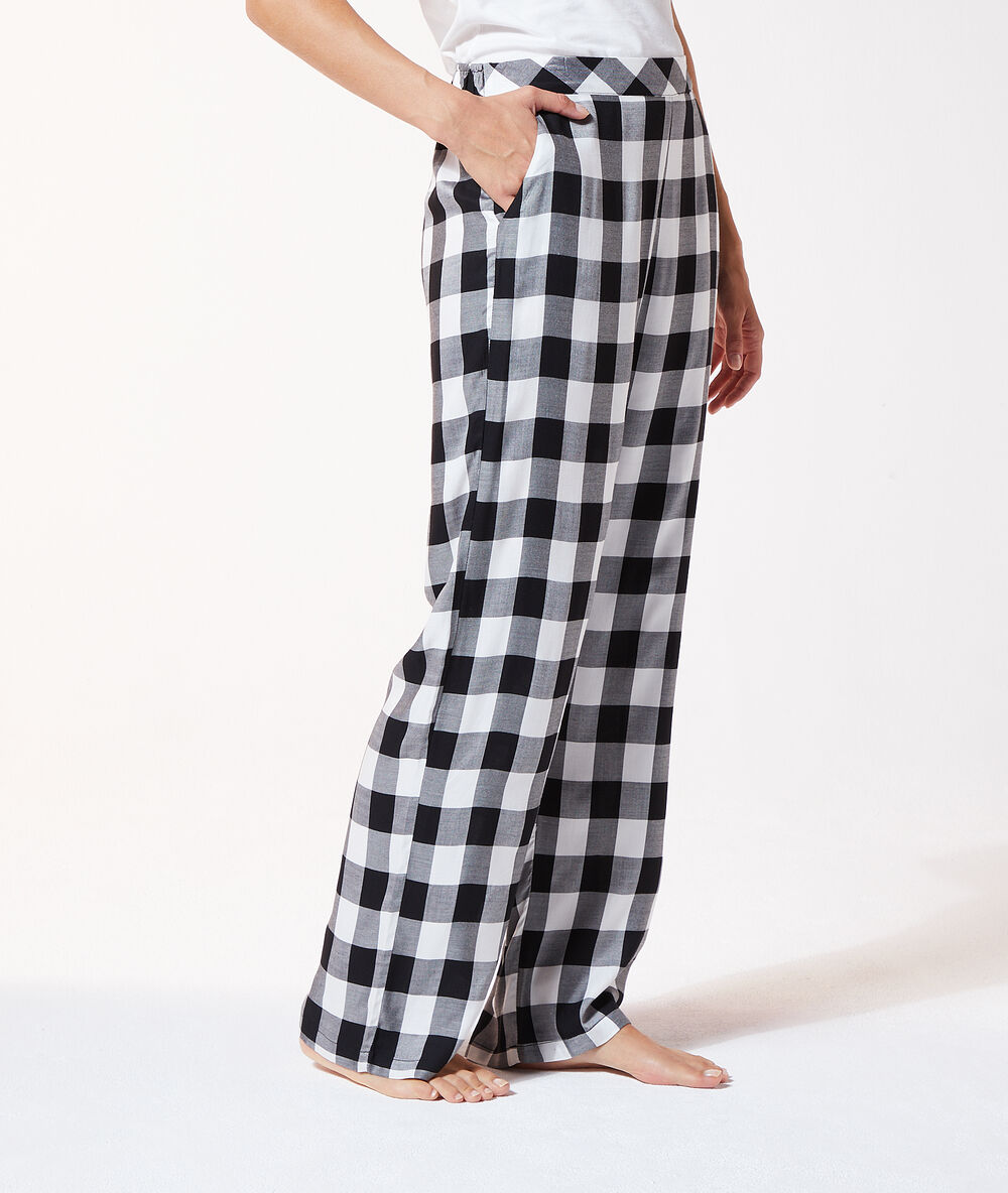 Pantalón estampado de cuadros negro.