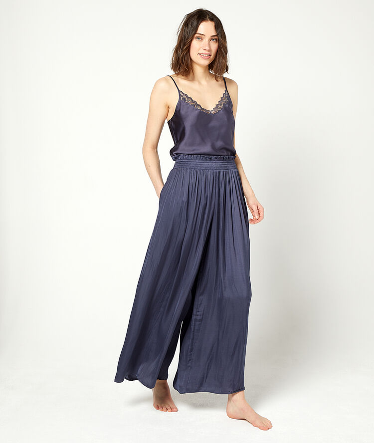 Pantalón largo holgado azul.