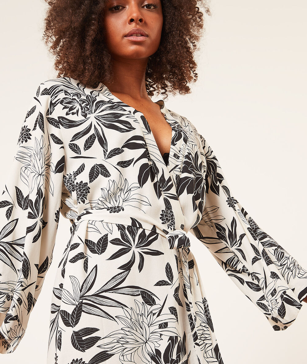 Bata tipo kimono estampado floral crudo.