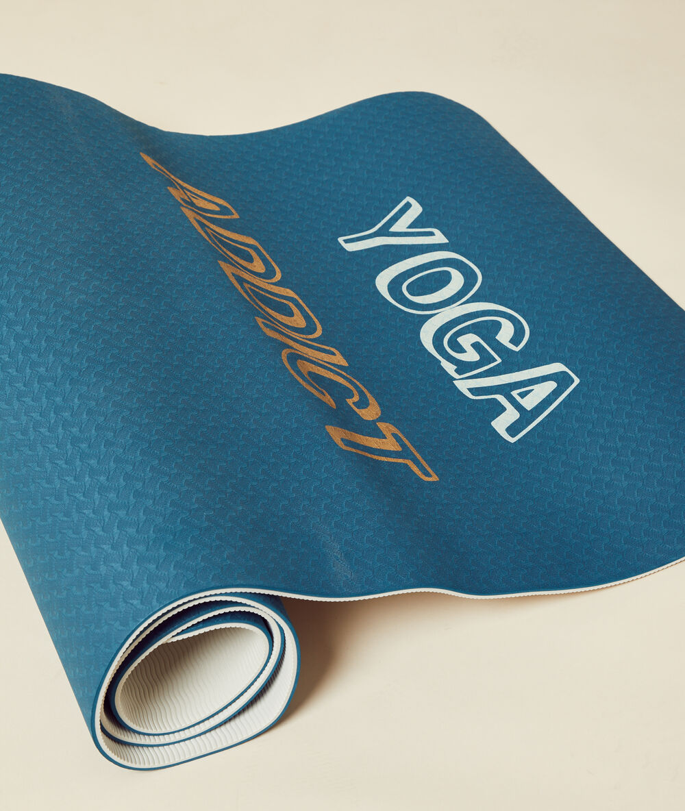Esterilla de yoga turquesa.