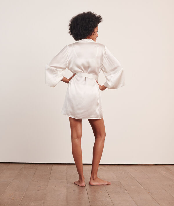 Bata tipo kimono de satén Bata tipo kimono de satén;${refinementColor}