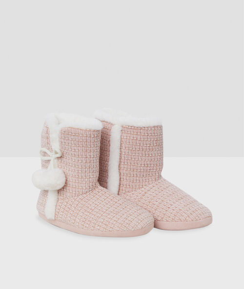 Zapatillas tipo botines con pompones Zapatillas tipo botines con pompones