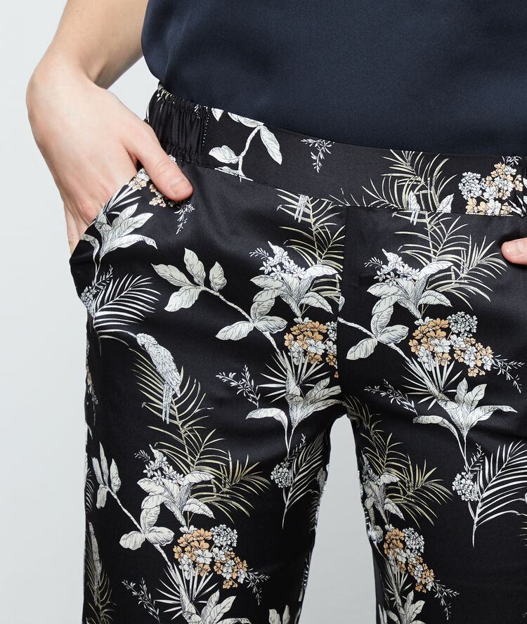 Pantalón de satén estampado hojas negro.
