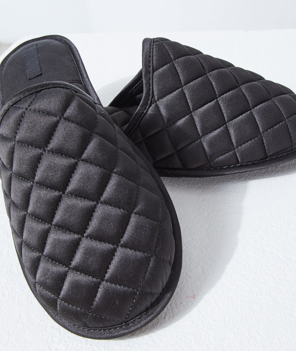 Zapatillas tejido acolchado negro.