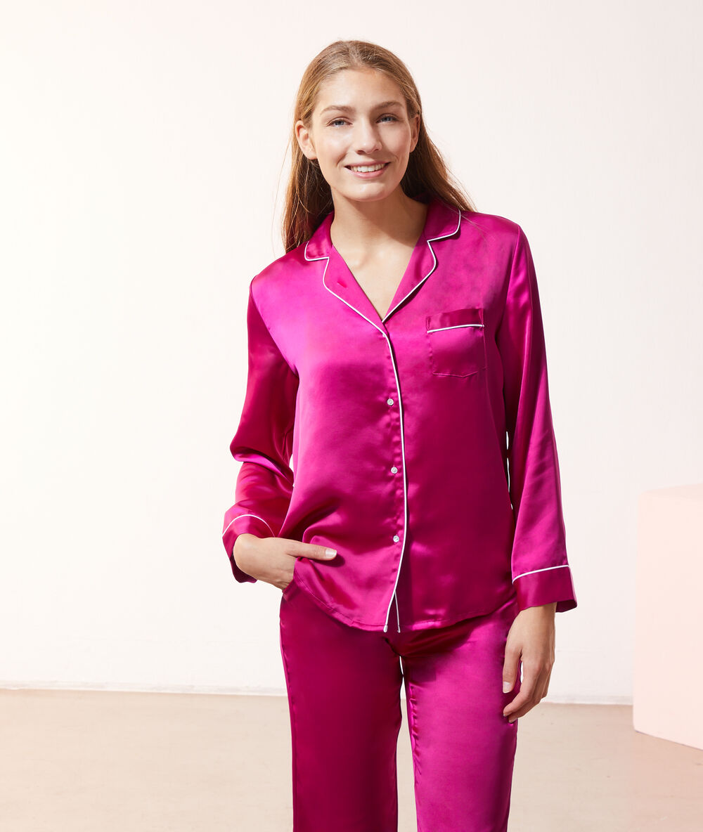 Camisa pijama de satén fucsia.