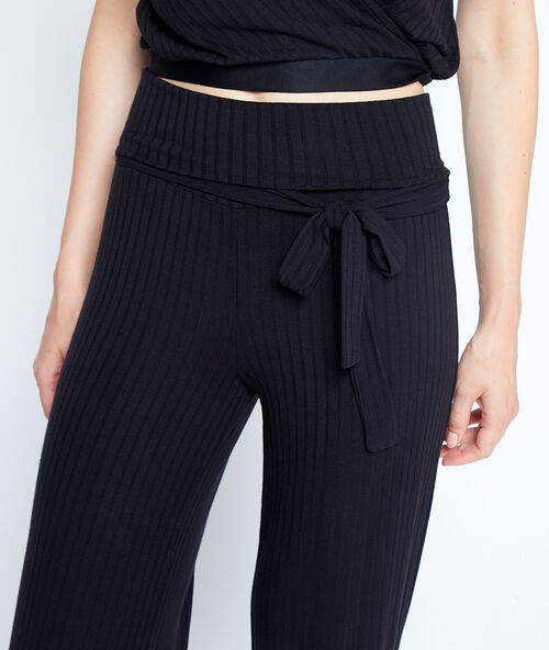 Pantalón de canalé anudado en la cintura negro.