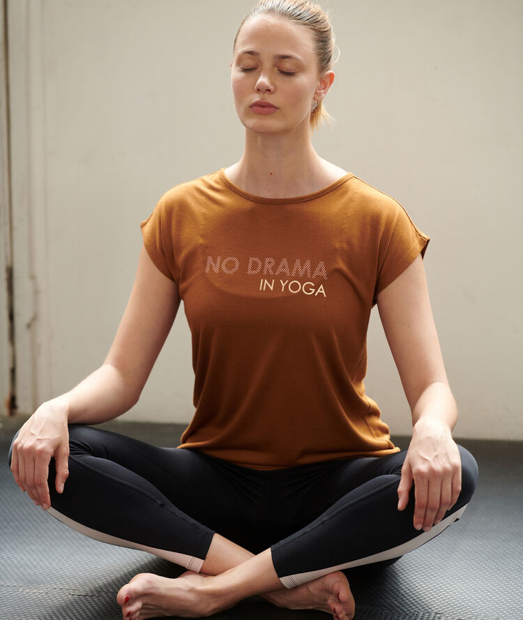 Camiseta espalda abierta marrón.