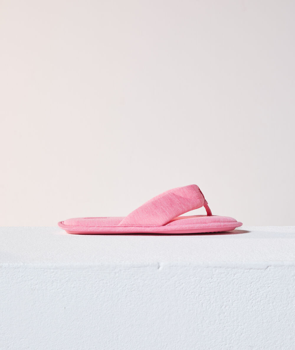 Zapatillas flip flop rosa.