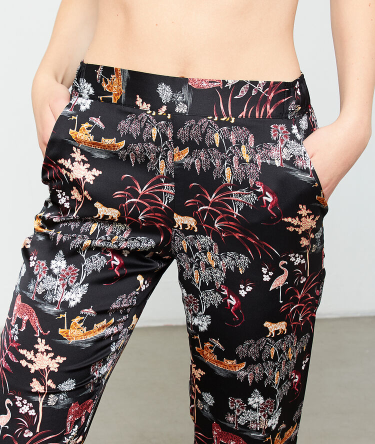 Pantalón de satén estampado oriental violeta.
