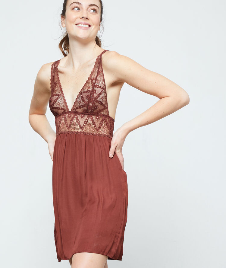 Camisón escotado de encaje marrón.