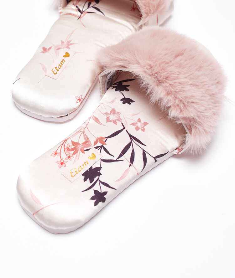 Zapatillas con tejido pelo rosa.