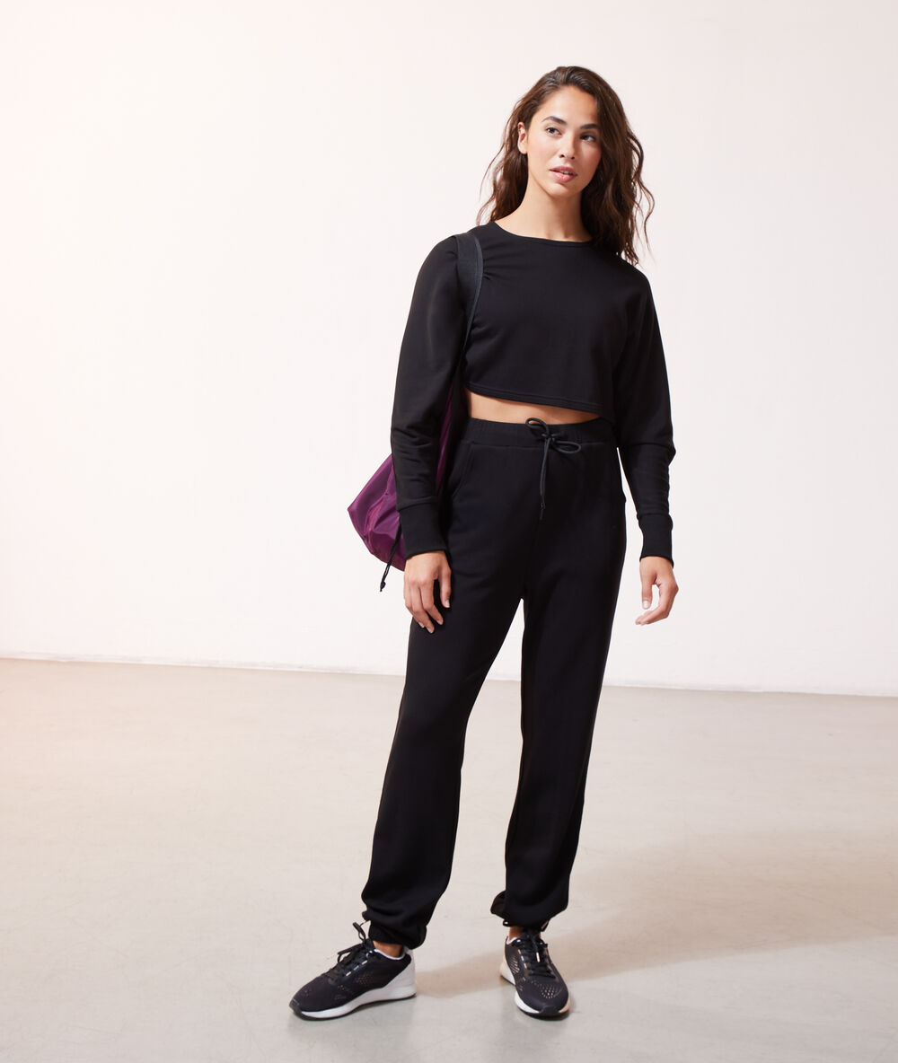 Pantalón chándal negro.