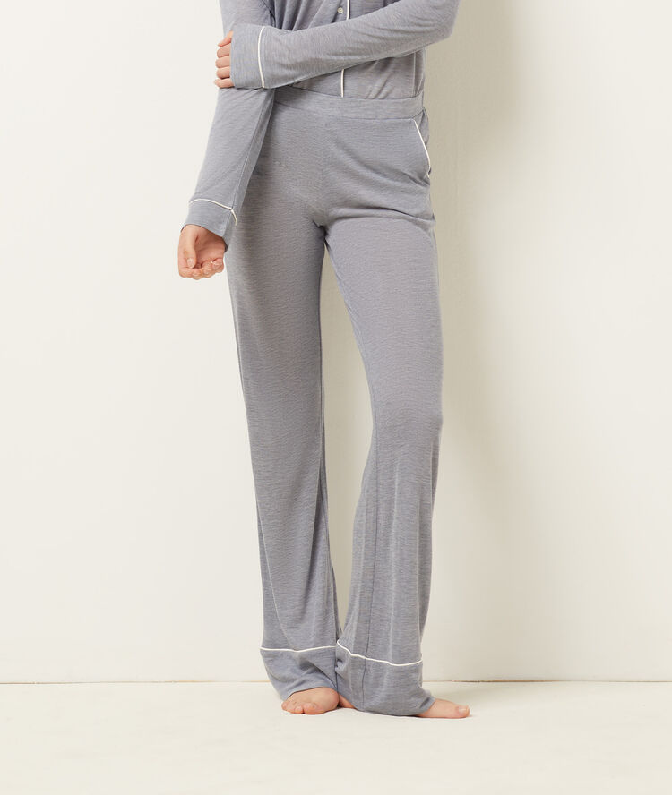 Pantalón largo liso azul marino.