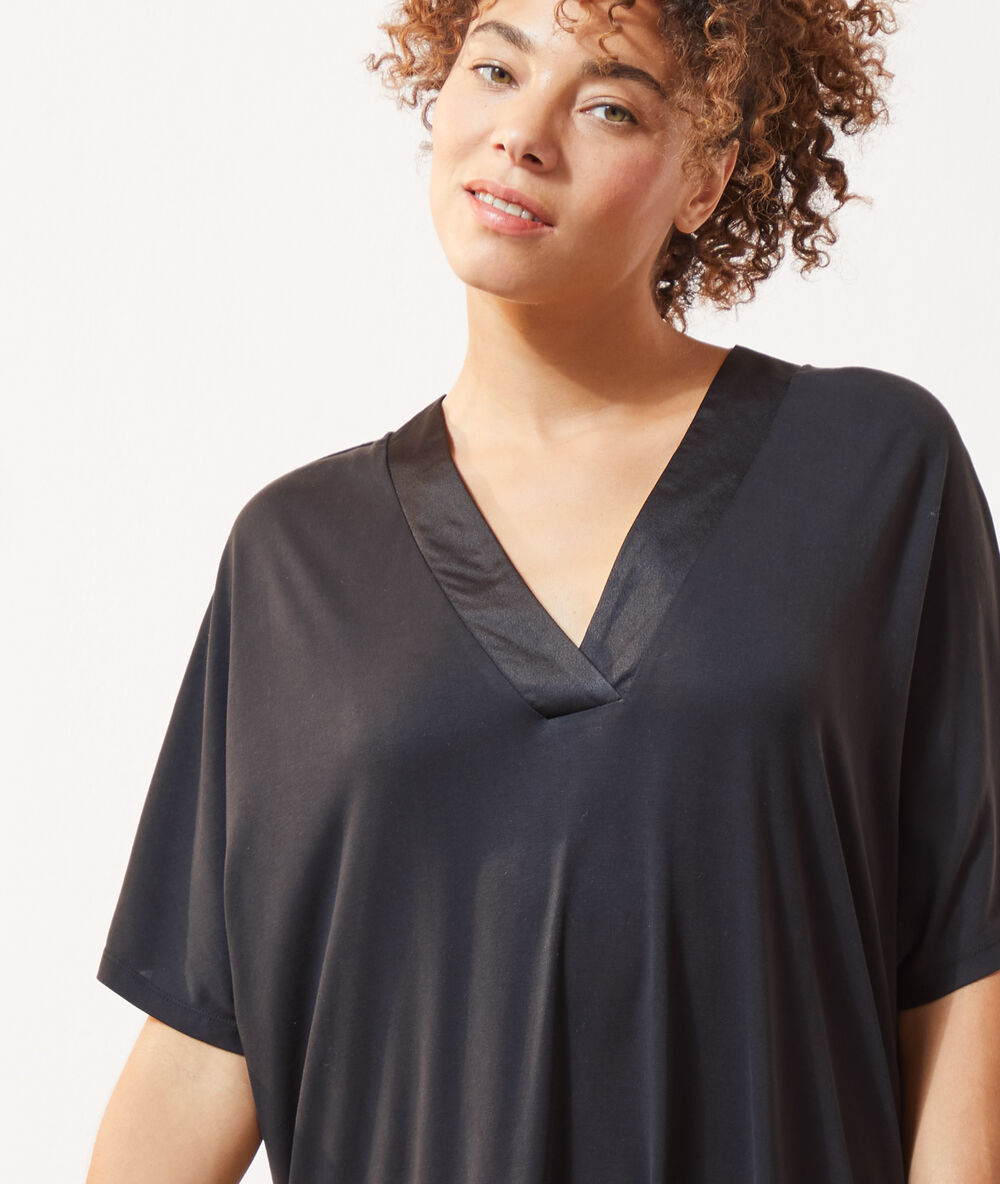 Chemise de nuit col satiné noir.