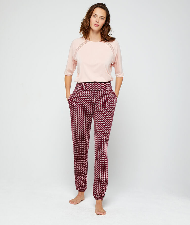 Pantalón estampado granate.