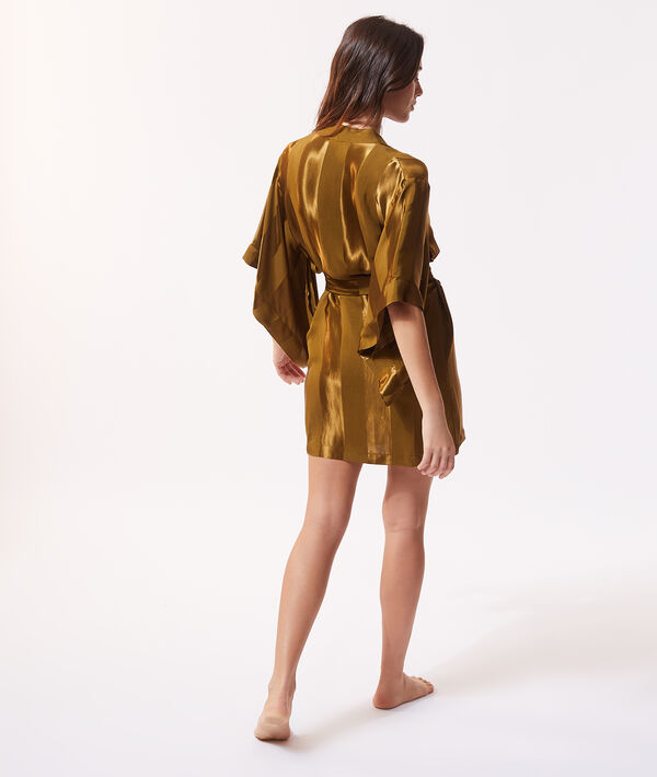 Bata tipo kimono de satén Bata tipo kimono de satén;${refinementColor}