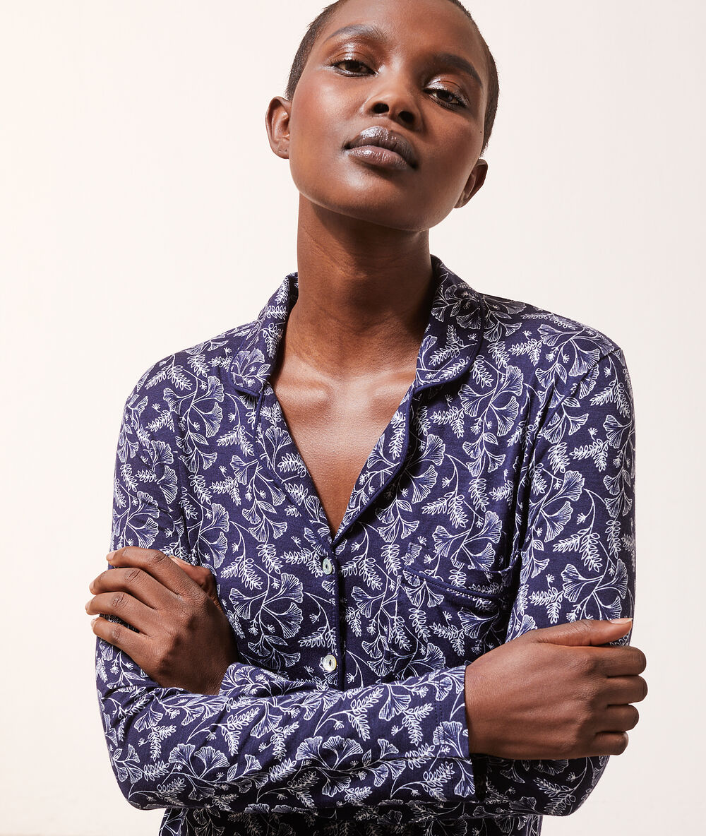 Camisa pijama estampada azul marino.