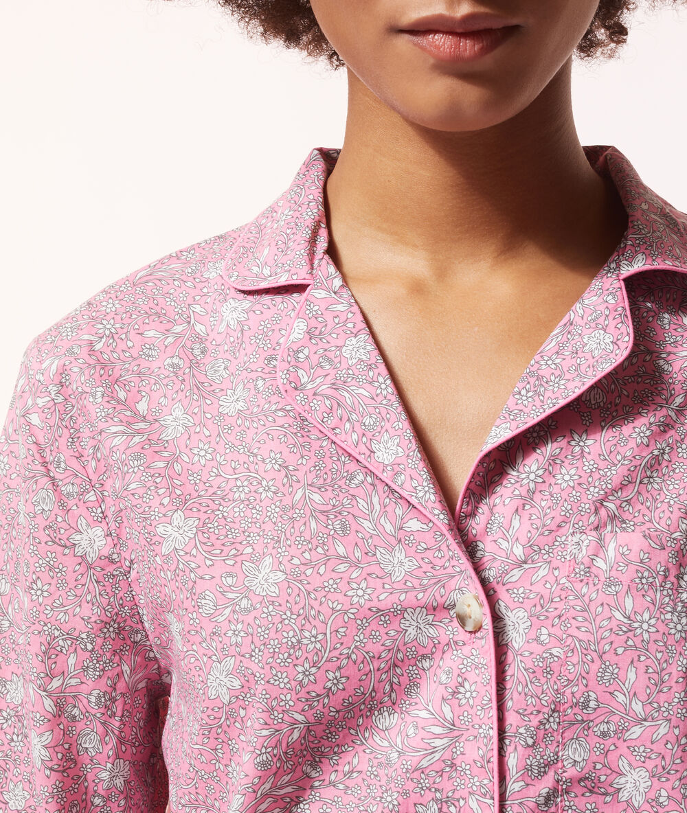 Camisa pijama estampado floral rosa.