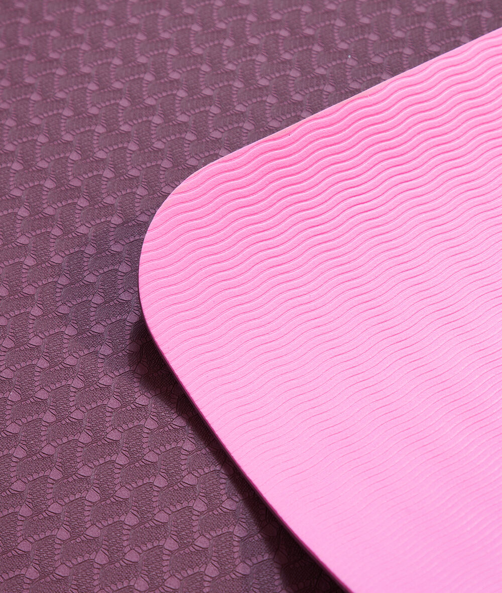 Esterilla de yoga morado.