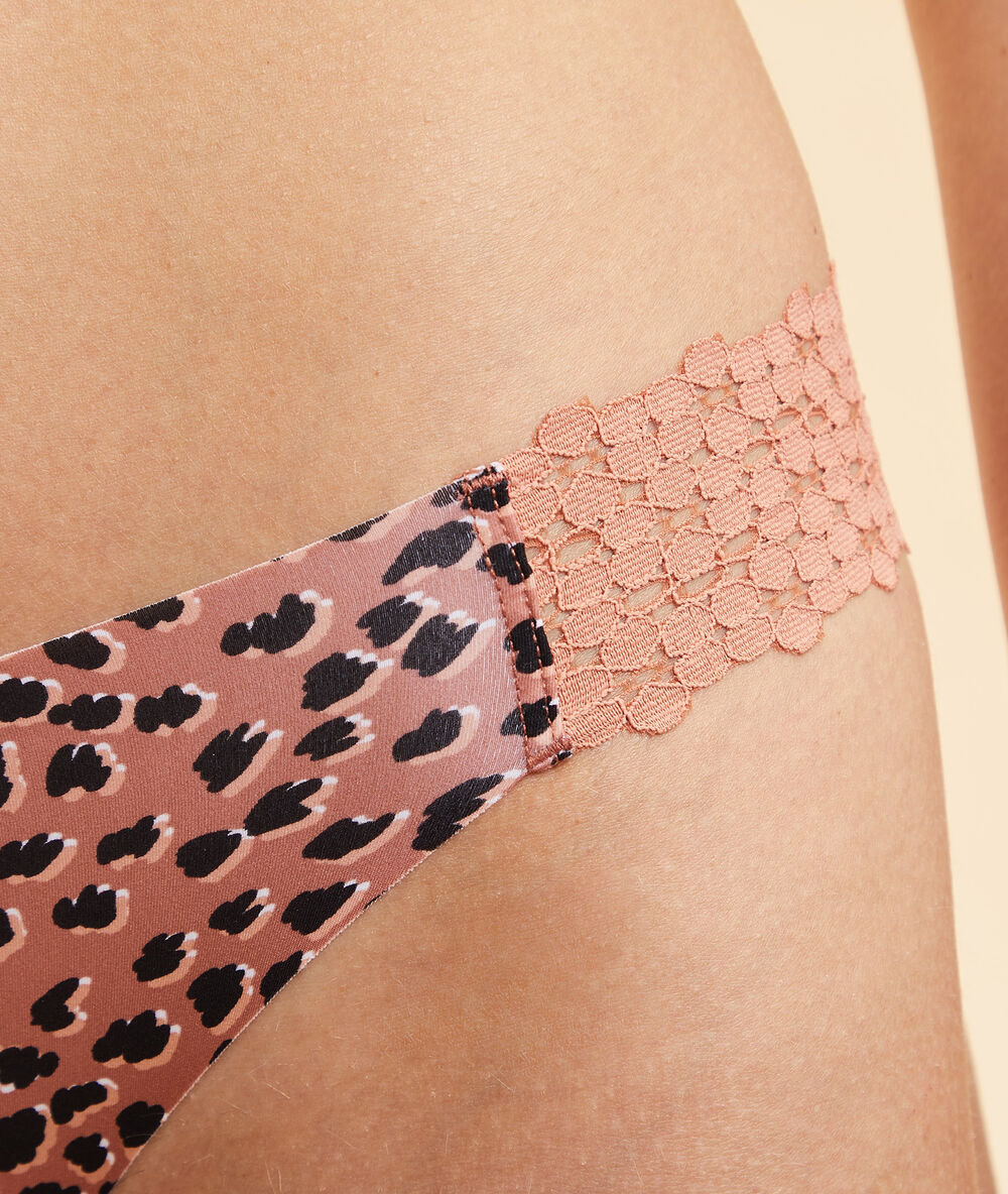 Tanga estampado, microfibra y encaje chocolate.