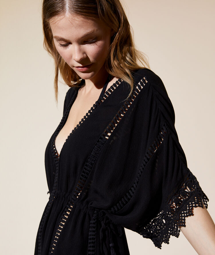 Túnica playera con motivos encaje negro.