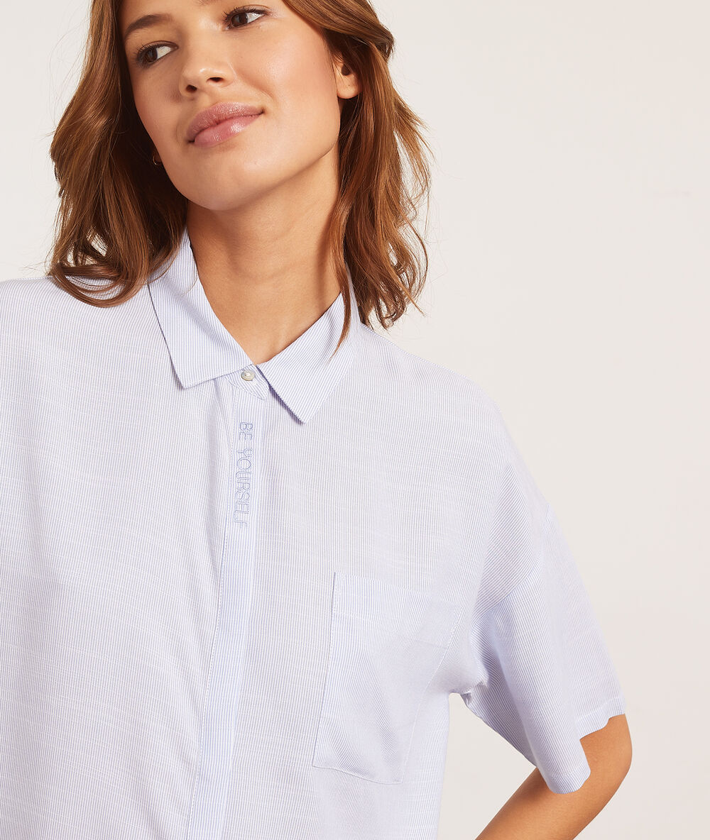Camisa pijama manga corta azul.