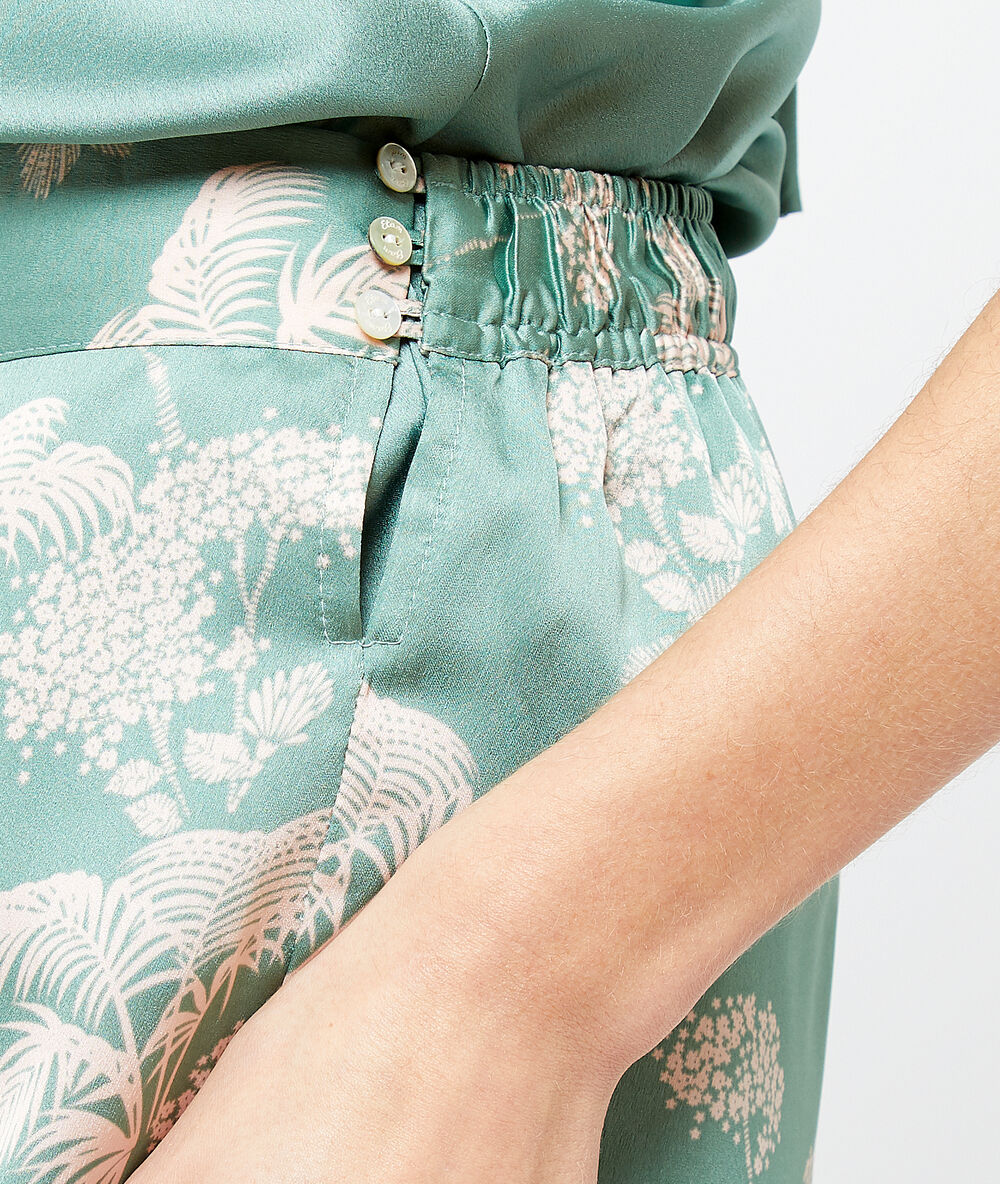 Pantalón corto estampado azul claro.