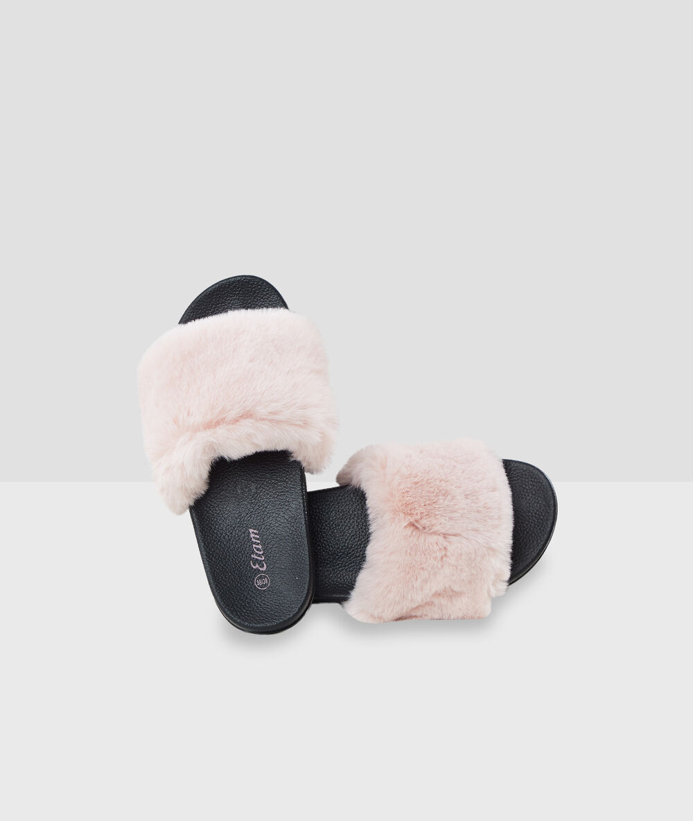 Zapatillas con tejido tipo peluche rosa.