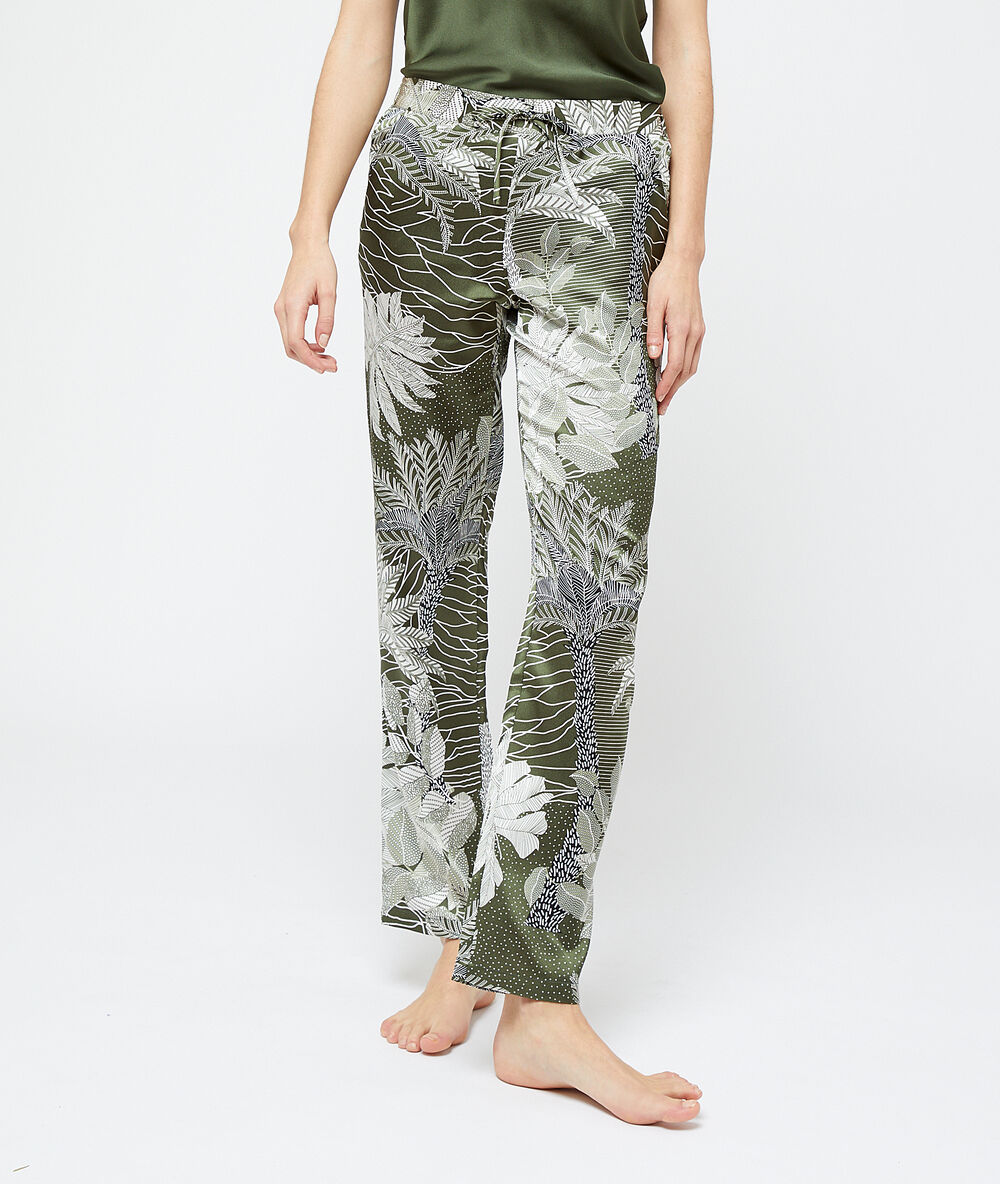Pantalón largo de satén estampado tropical verde.