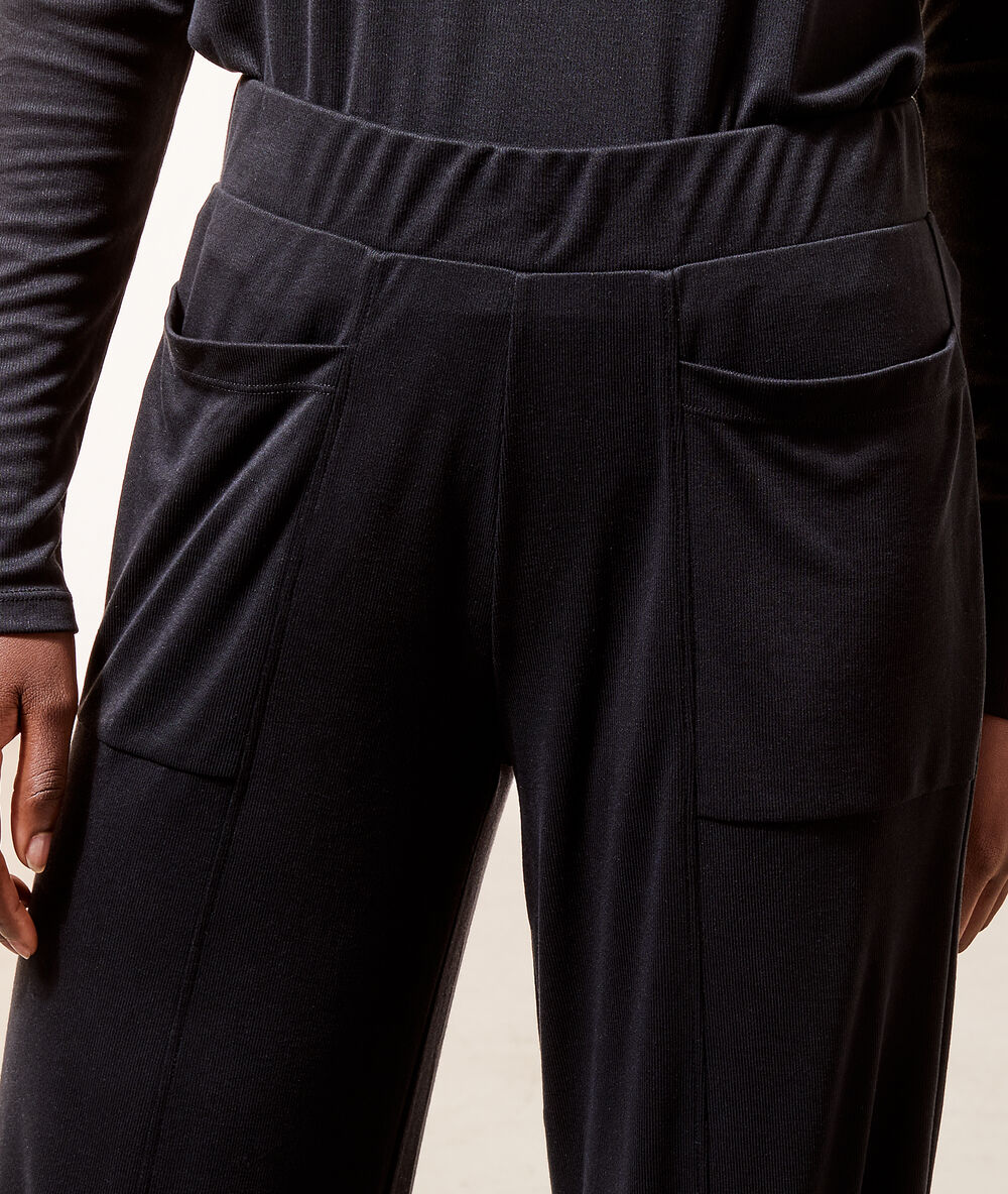 Pantalón con bolsillos negro.