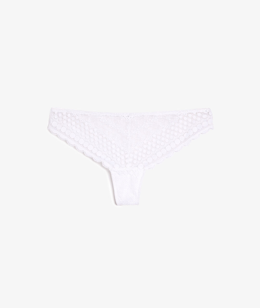 Tanga de encaje blanco.