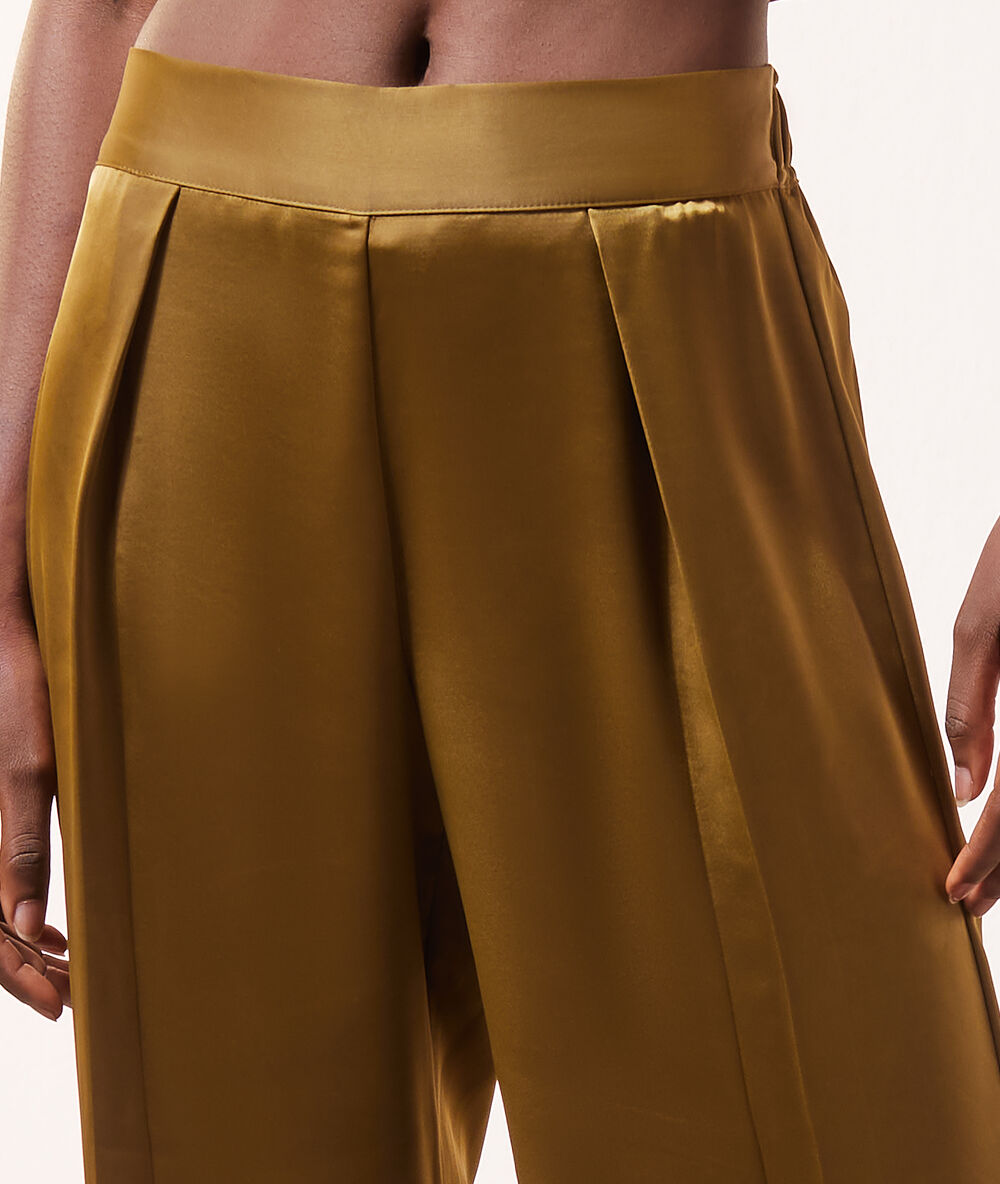 Pantalón ancho efecto satén bronce.