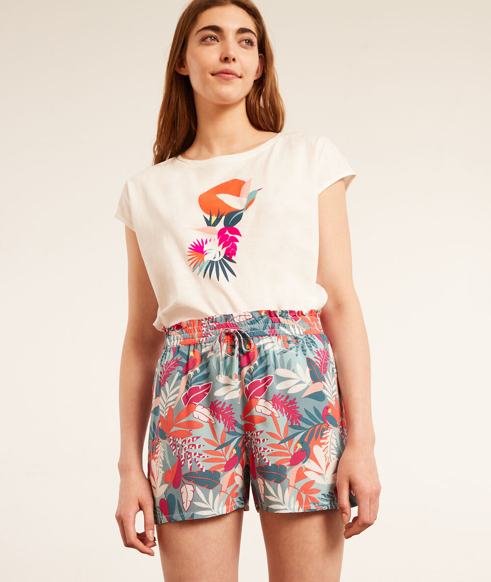 Pantalón corto estampado tropical multicolor.