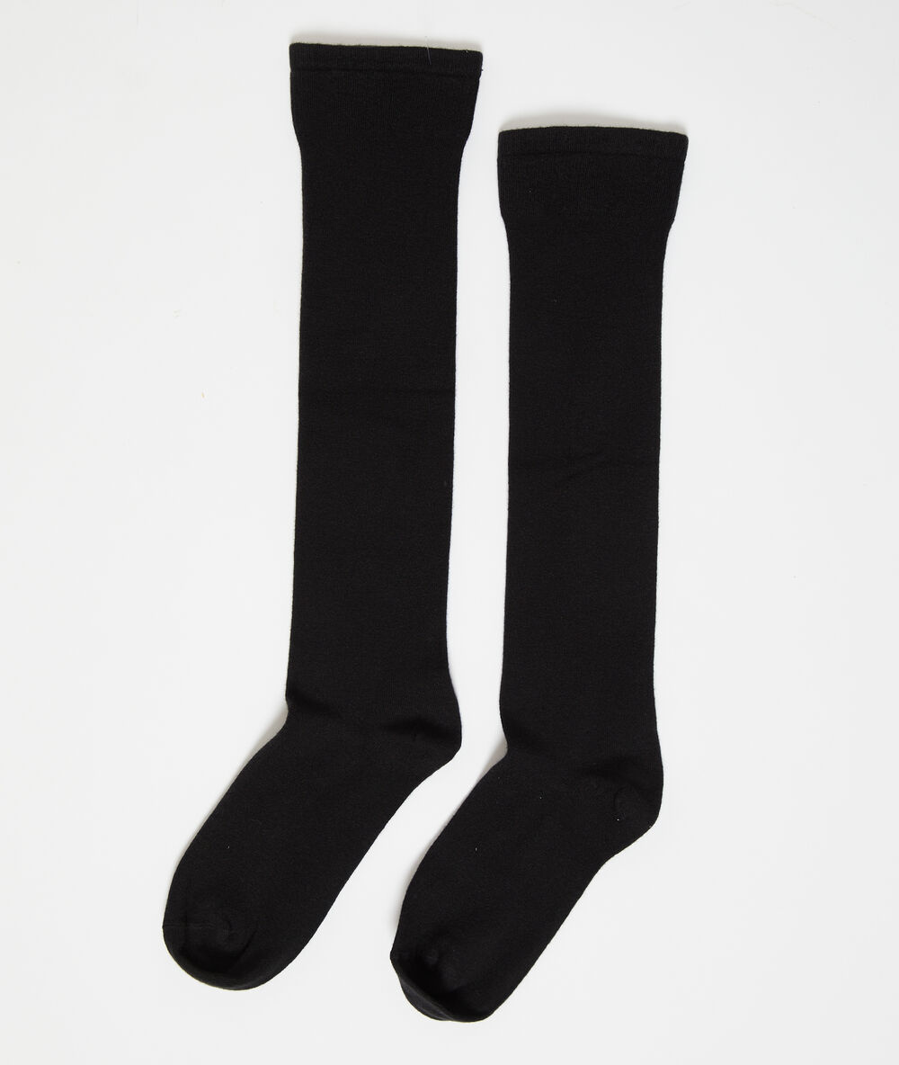 Calcetines altos negro.