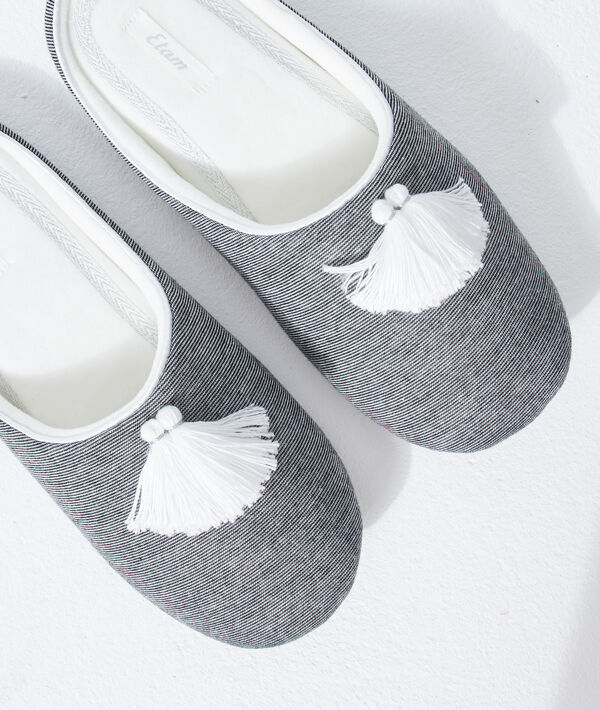 Zapatillas con pompones decorativos Zapatillas con pompones decorativos;${refinementColor}