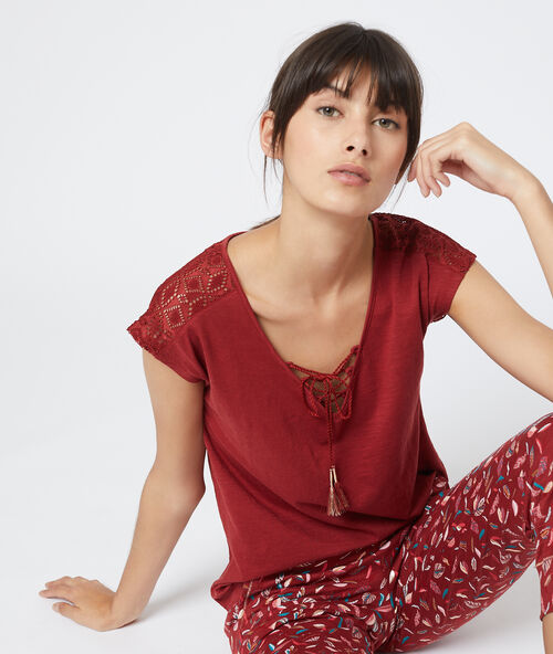 Camiseta con motivos de encaje burdeos.