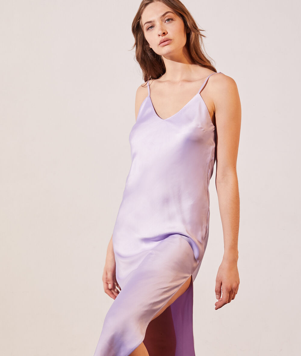 Camisón largo de satén lila.