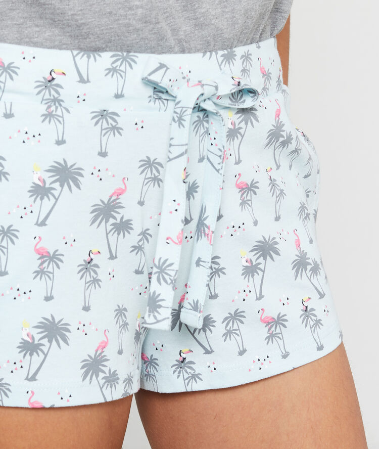 Pantalón corto estampado de palmeras azul claro.