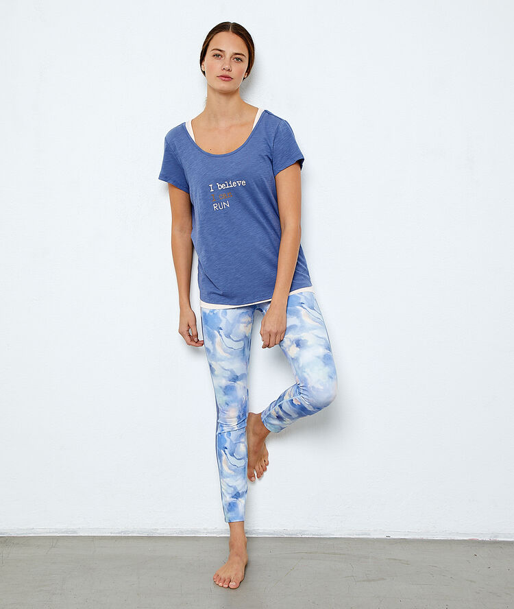 Camiseta deportiva con top integrado azul.