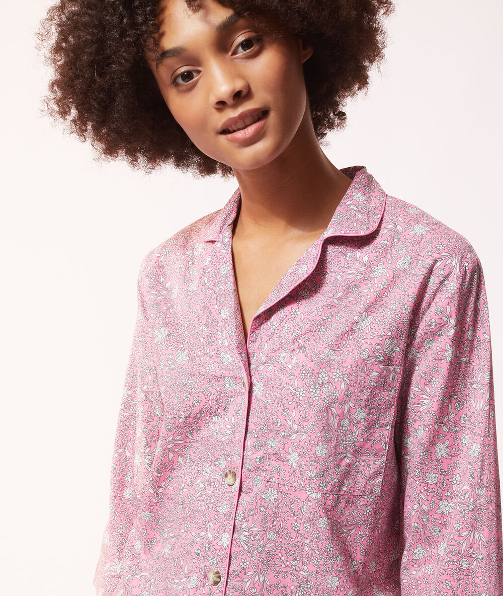 Camisa pijama estampado floral rosa.