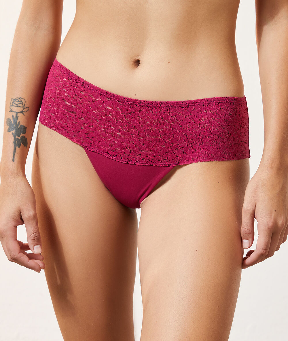 Tanga de encaje fucsia.
