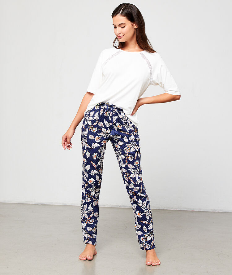 Pantalón estampado floral con pompones decorativos azul marino.