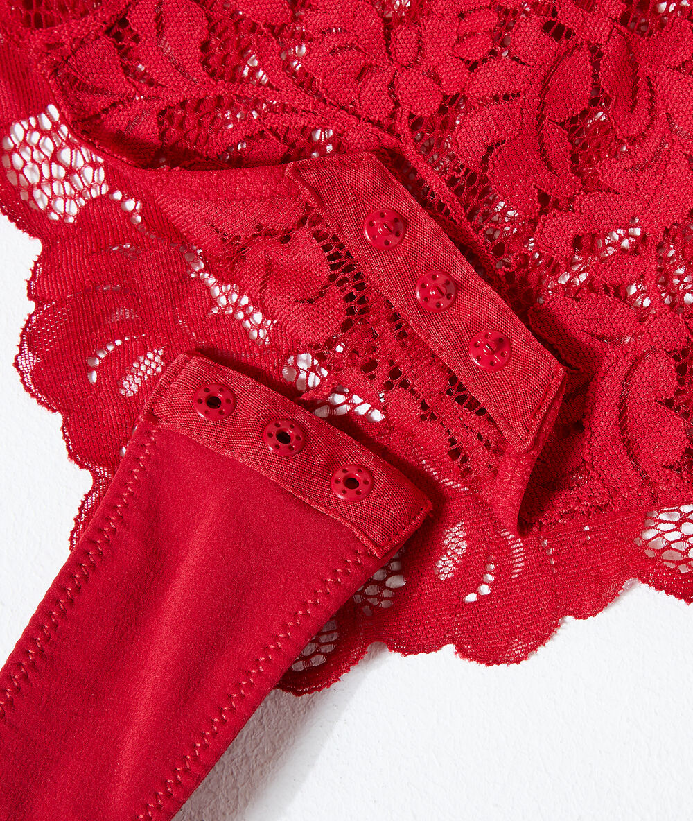 Body de encaje rojo.