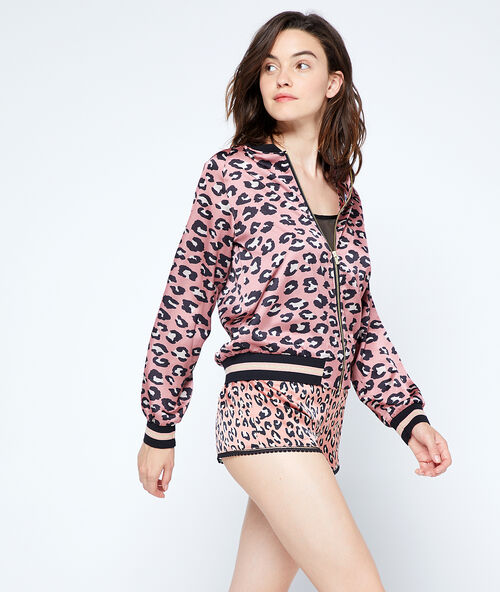 Chaqueta de satén estampado leopardo rosa.