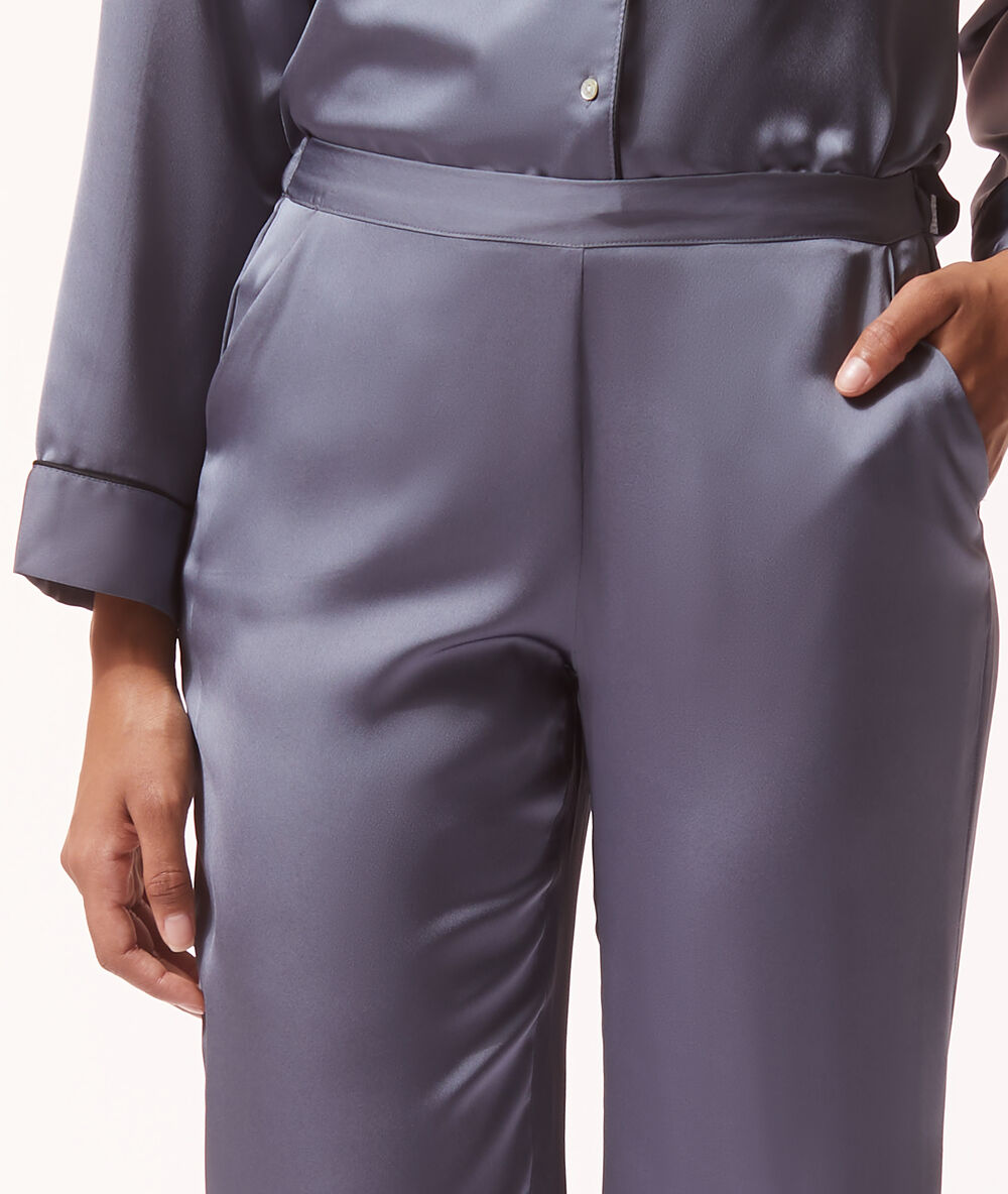Pantalón pijama de satén azul.
