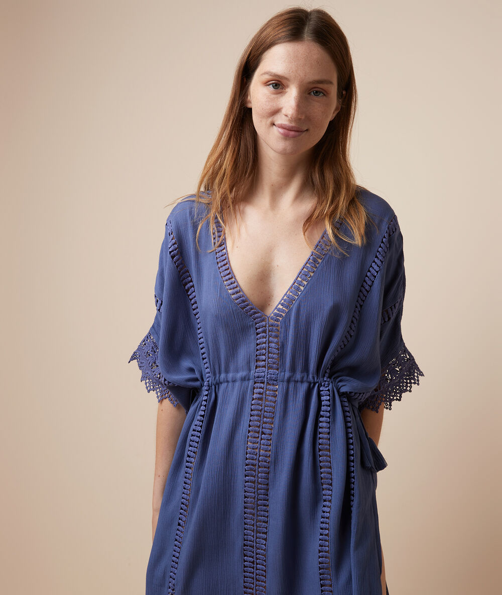Túnica playera con motivos de encaje azul.