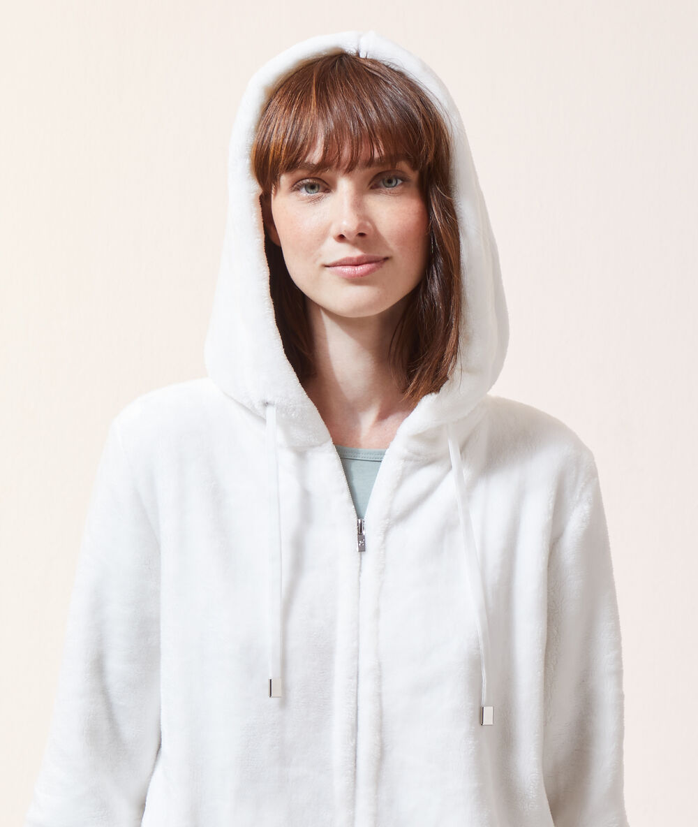 Chaqueta forro interior con capucha crudo.